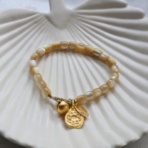 BRACELET BLANCA – Bracelet perles en nacre  pendentif fleur