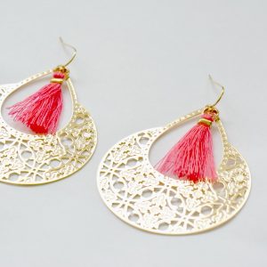 Boucles d’oreilles L’ANDALOUSE – Créoles plateaux filigranées, pompon rose néon