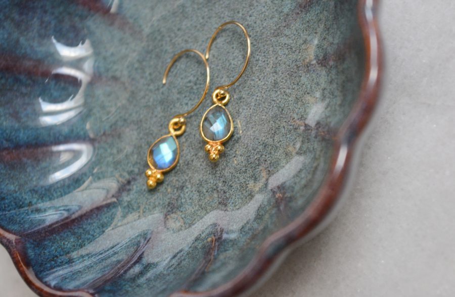 Boucles d’oreilles Ernest – Dormeuses pierres fines Labradorites gouttes indiennes – Image 5