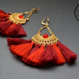 BOUCLES D’OREILLES RAJA – cabochon pierre naturelle et pompons