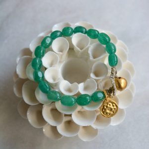 BRACELET JUST – Bracelet pierres fines jade vertes macramé fermoir clochette