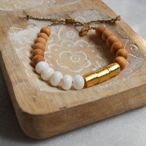 Bracelet DAWI – Perles de santal perles d’opale, cylindres doré à l’or fin lien ajustable