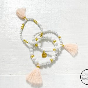 BRACELET WHITE WOOLITE – Perles turquoise blanche effet marbre blanc, pompon rose quartz