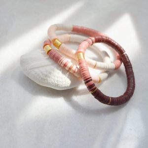Bracelet heishi vinyle recyclé et perles doré à l’or fin cylindrique
