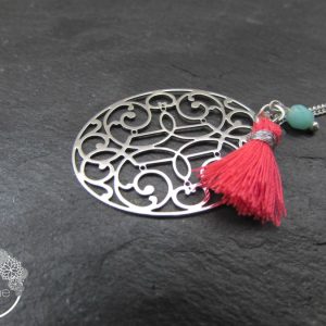 Collier NINA – Médaille orientale argentée, pompon, perle de bohème