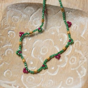 Collier Simone  – Collier petites pierres fines vertes et roses