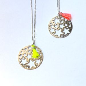 Collier Médaille Étoilée doré or fin blanc avec pompon fluo – Bohème Chic