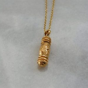 Sautoir Wardiya – Sautoir pendentif tube sculpté ethnique plaqué or