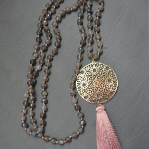 Sautoir AZULEJOS – Pendentif rond filigrané, perles en labradorite, pompon