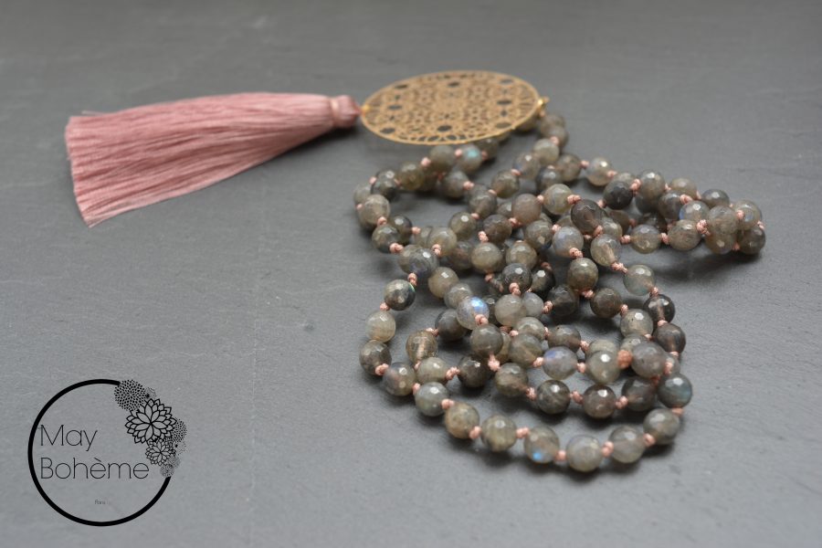 Sautoir AZULEJOS – Pendentif rond filigrané, perles en labradorite, pompon – Image 3