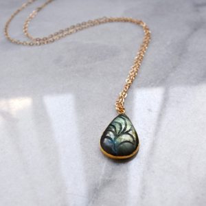 SAUTOIR EVA “BOHEMIAN MOOD” – Sautoir pendentif en labradorite taillée en feuille