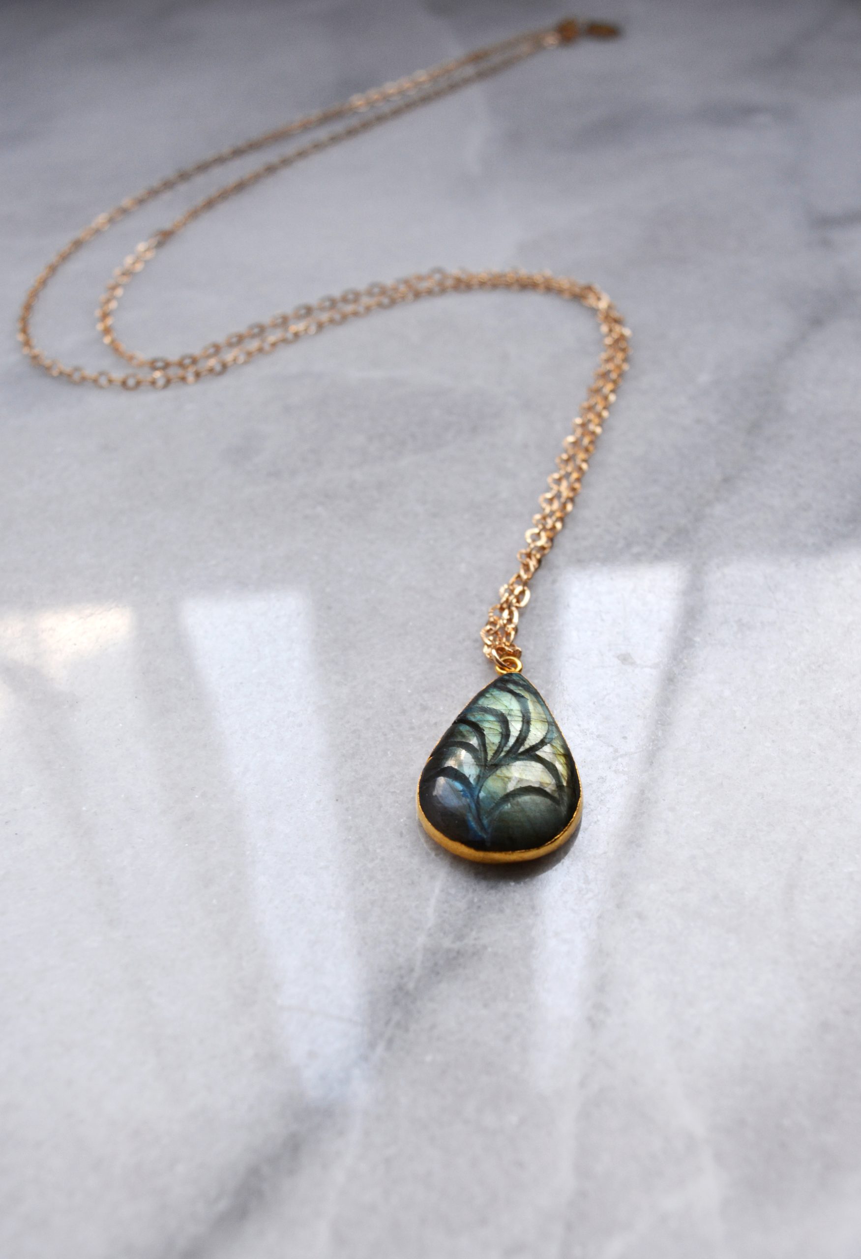 SAUTOIR EVA “BOHEMIAN MOOD” – Sautoir pendentif en labradorite taillée en feuille – Image 2