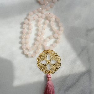 Sautoir Sofia – Perles pierres fines quartz pendentif plaqué or pompon soyeux